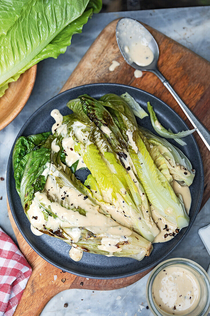 Gegrillter Römersalat mit Caesar Dressing