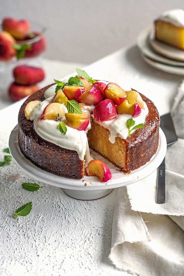 Kuchen mit Weinbergpfirsichen und Sahne