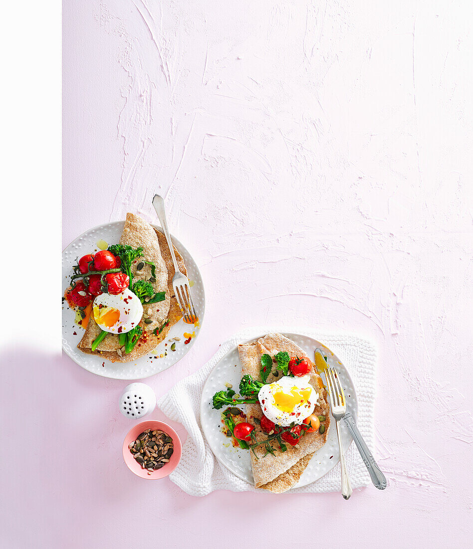 Pochierte Eier mit Brokkoli, Tomaten und Vollkornfladenbrot