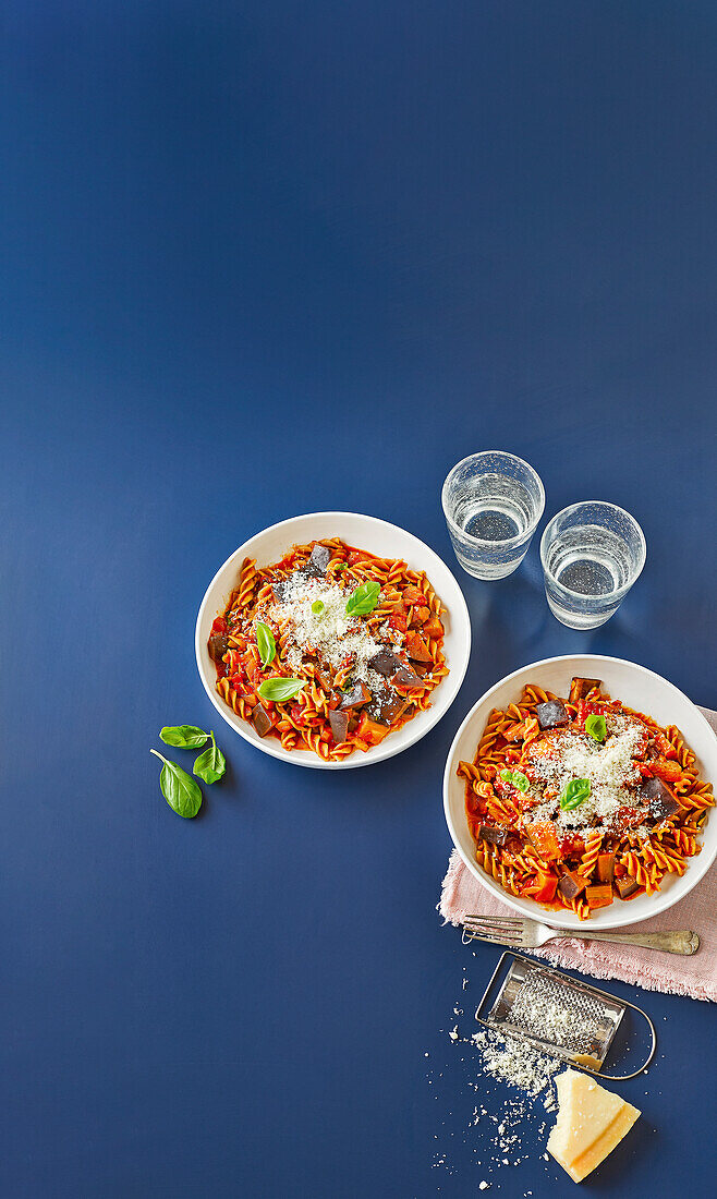 Pasta Arrabbiata mit Aubergine und Parmesan