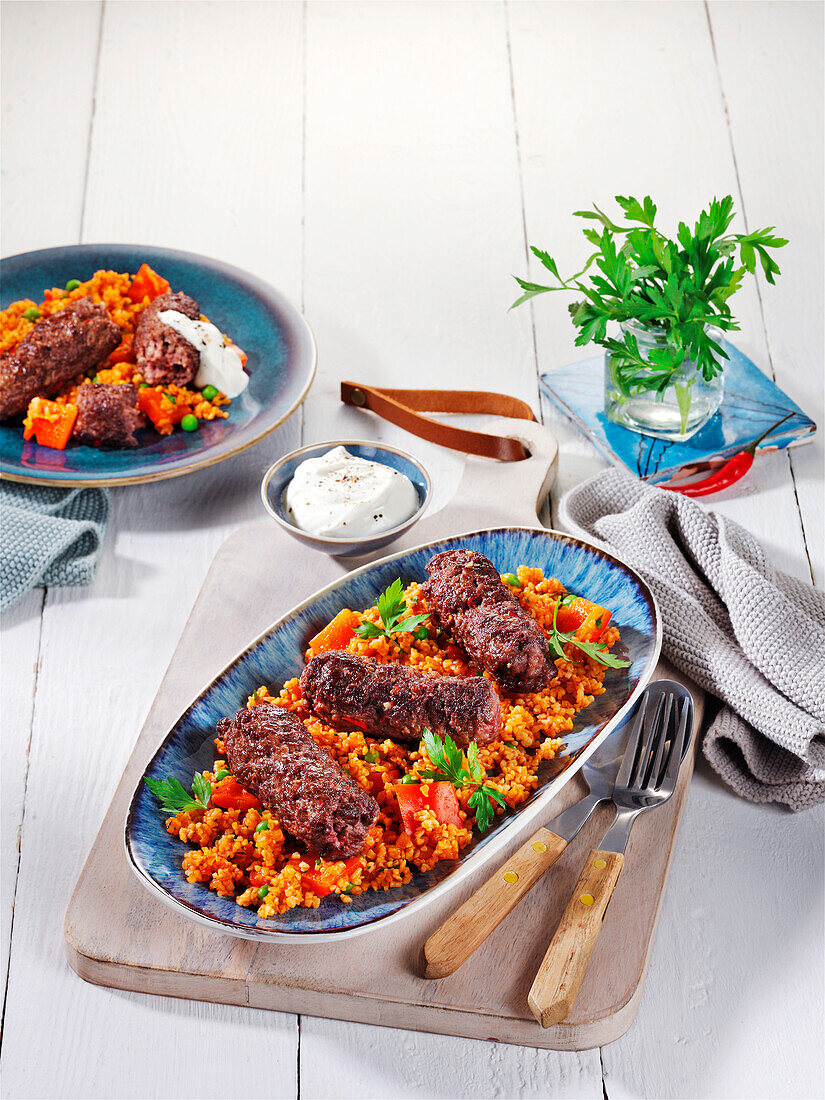 Leichte Cevapcici auf Tomaten-Paprika-Bulgur