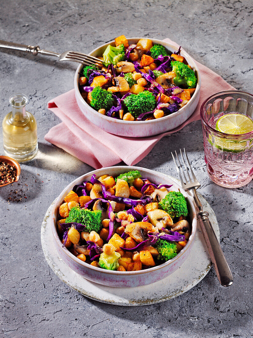 Warmer Rotkohlsalat mit Brokkoli, Champignons, Kichererbsen und Kartoffeln