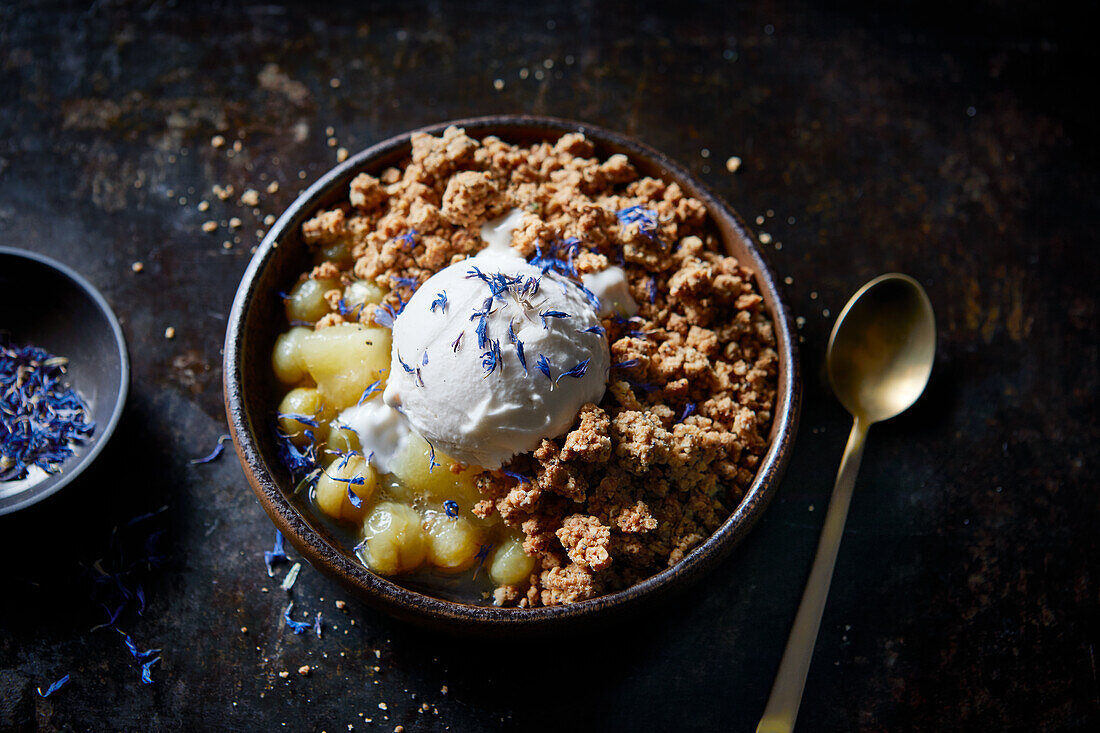 Apfel-Crumble mit Vanilleeis