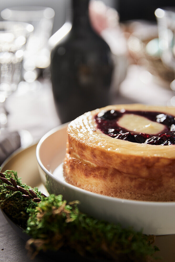 Käsekuchen mit Waldbeeren-Topping