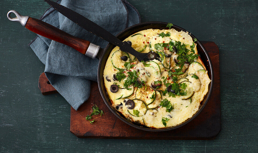 Zucchini-Frittata mit Oliven und frischen Kräutern