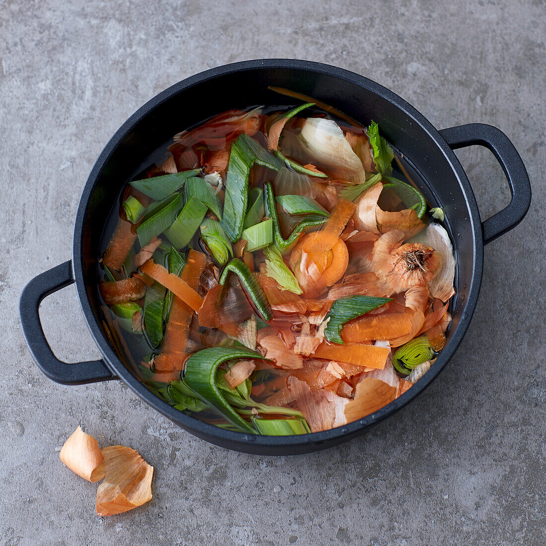 Brühe aus Gemüseresten kochen