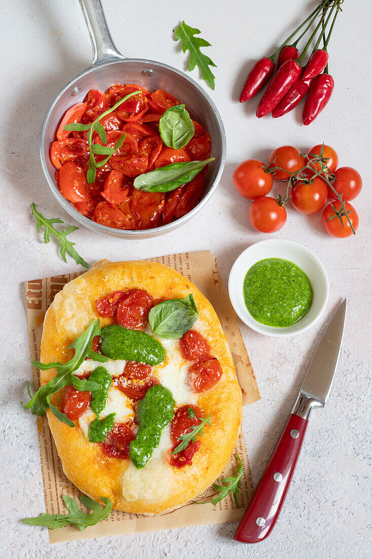 Mini-Pizza mit Tomatenconfit, Mozzarella und Pesto