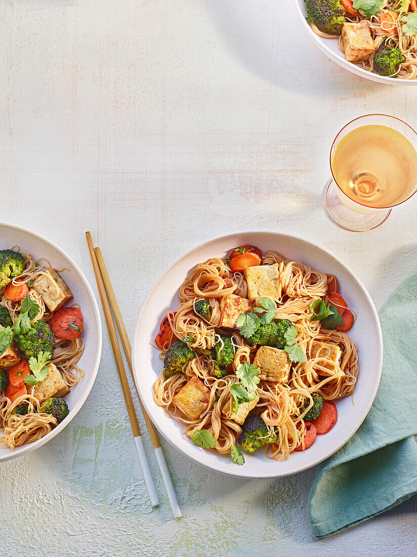 Noodle pan with tofu and vegetables