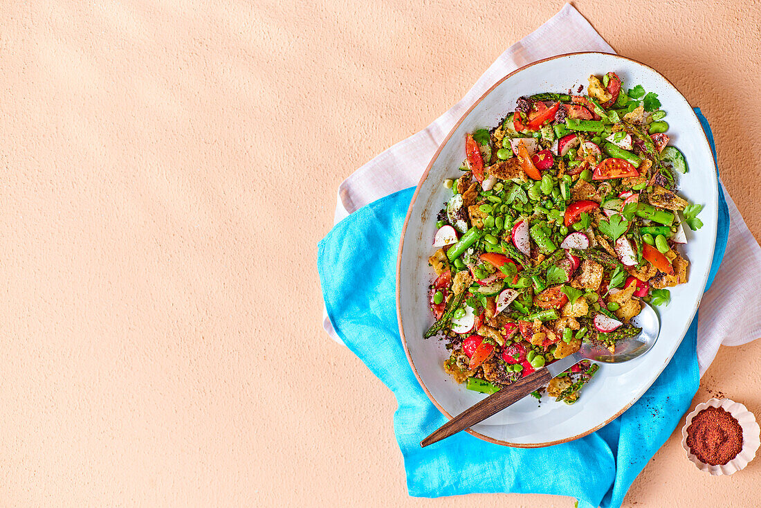 Fattoush mit Spargel, dicken Bohnen und grünem Spargel