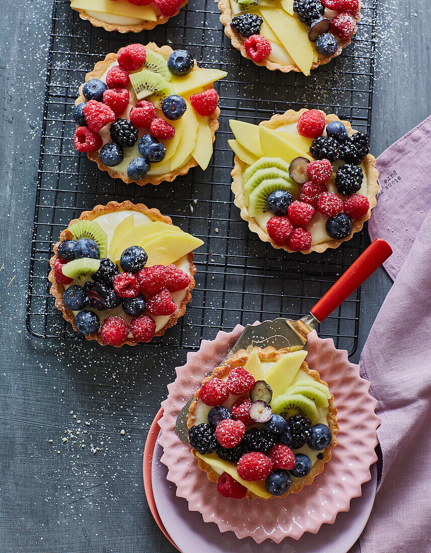 Pudding tartelettes with berries and fruit