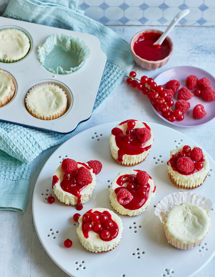 Cheesecake-Muffins mit Beerensauce