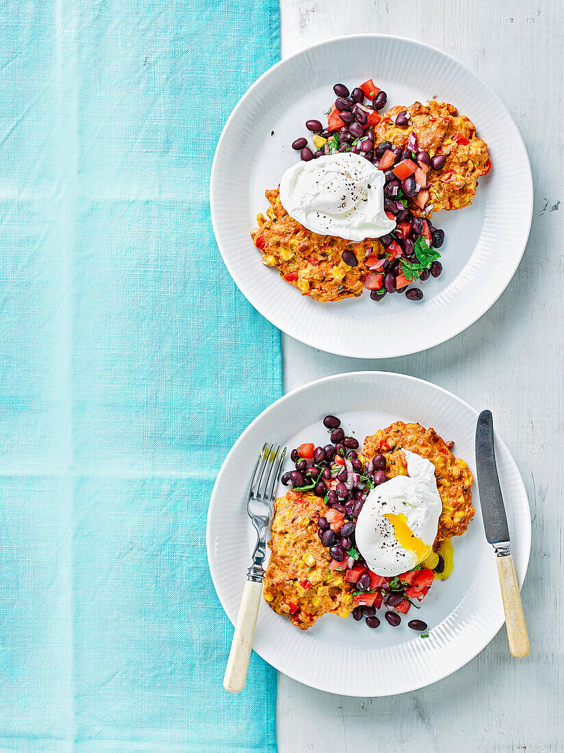 Süßmais-Fritters mit Eiern und Schwarze-Bohnen-Salsa