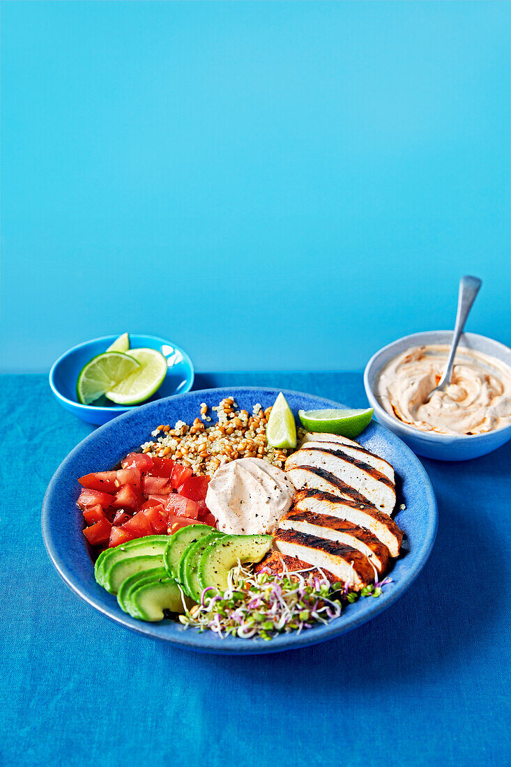 Chipotle-Puten- und Avocado-Bowl mit Tomaten und Sprossen