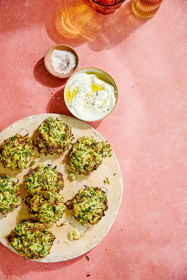 Zucchini-Feta-Puffer aus dem Airfryer mit Joghurt-Dip