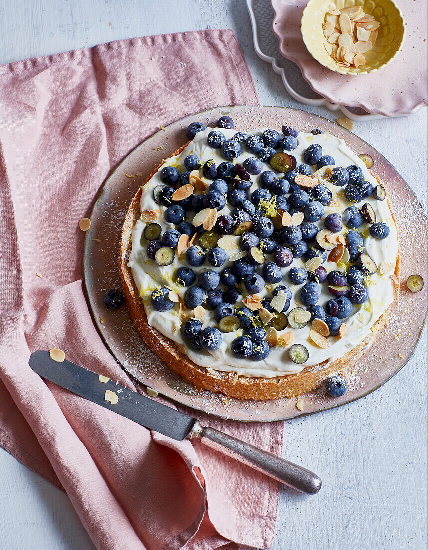 Mandeltorte mit Zitronenquark und Blaubeeren