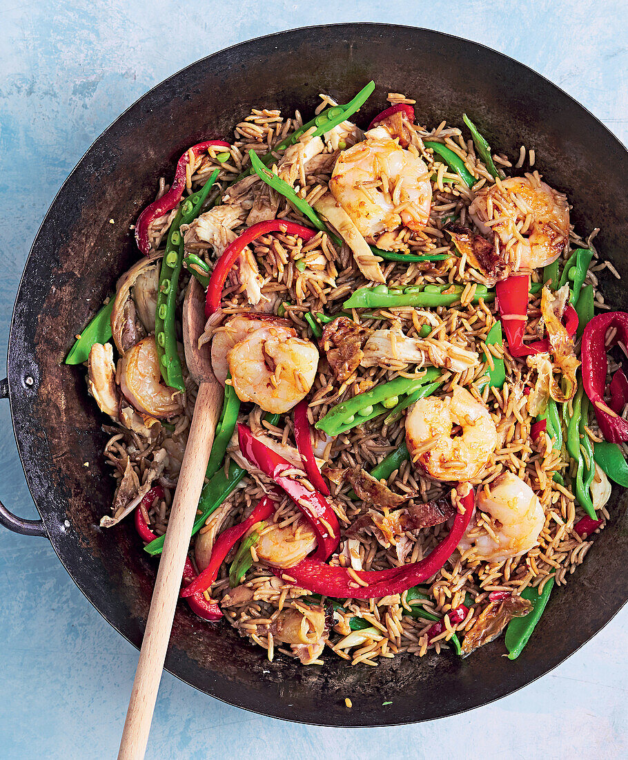 Fried rice with prawns, chicken and vegetables