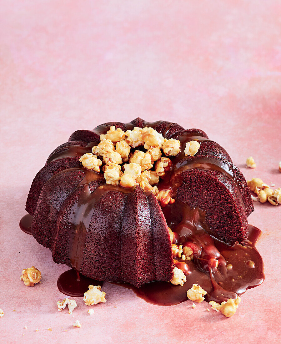 Gesalzener Karamell Lava Cake mit Karamell-Popcorn