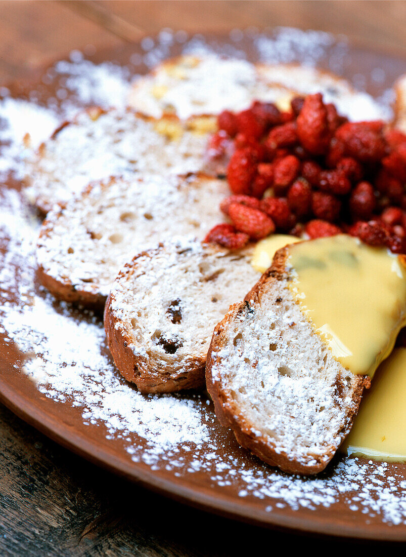 Buccellato (yeast cake, Tuscany) with vanilla cream and wild strawberries