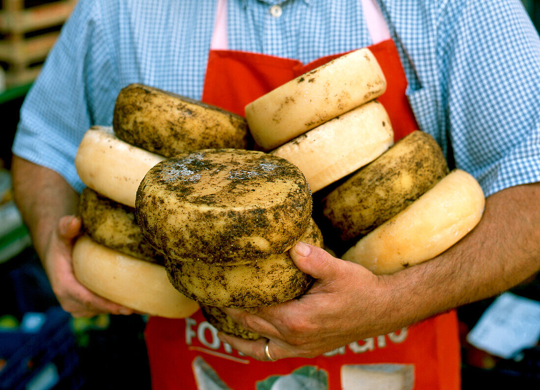 Man hält verschiedene Sorten Pecorino-Käse