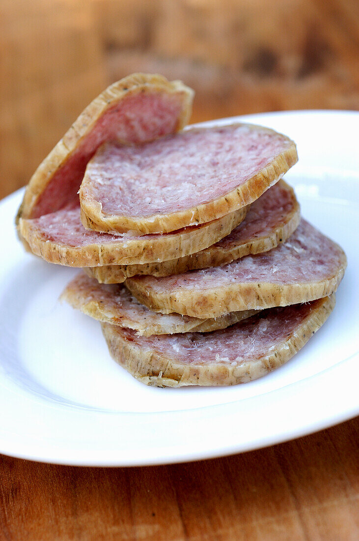 Ciauscolo-Salami in Scheiben auf Teller