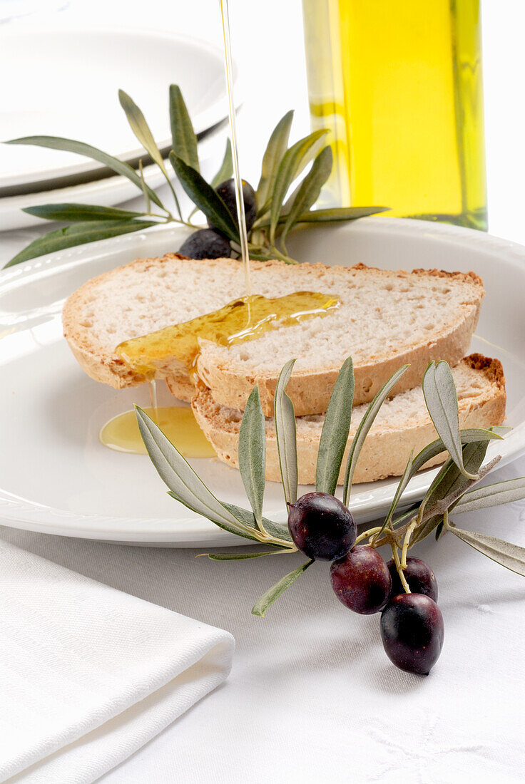 Ciabatta mit Olivenöl und Olivenzweigen