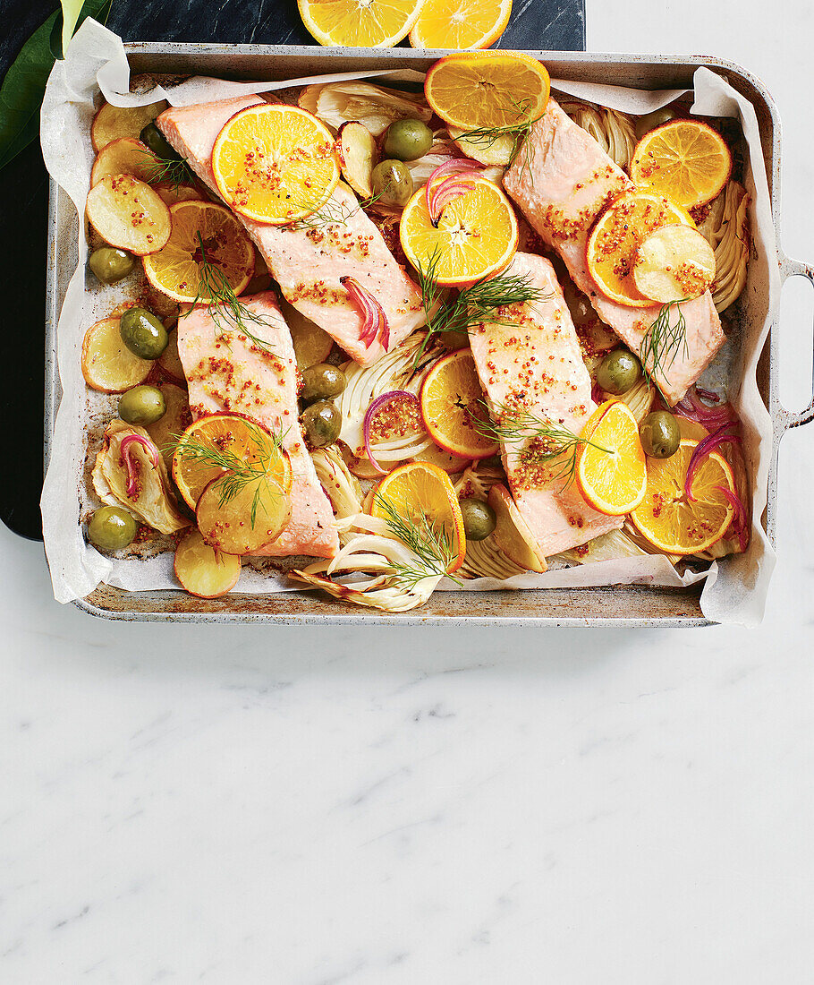 Sheet casserole with salmon, fennel and olives