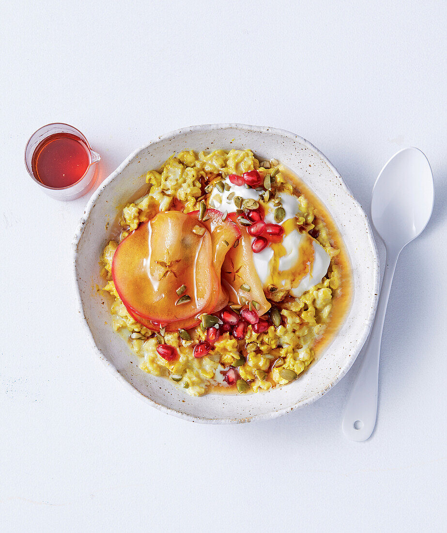 Kurkuma-Latte-Porridge mit Apfel und Granatapfelkernen