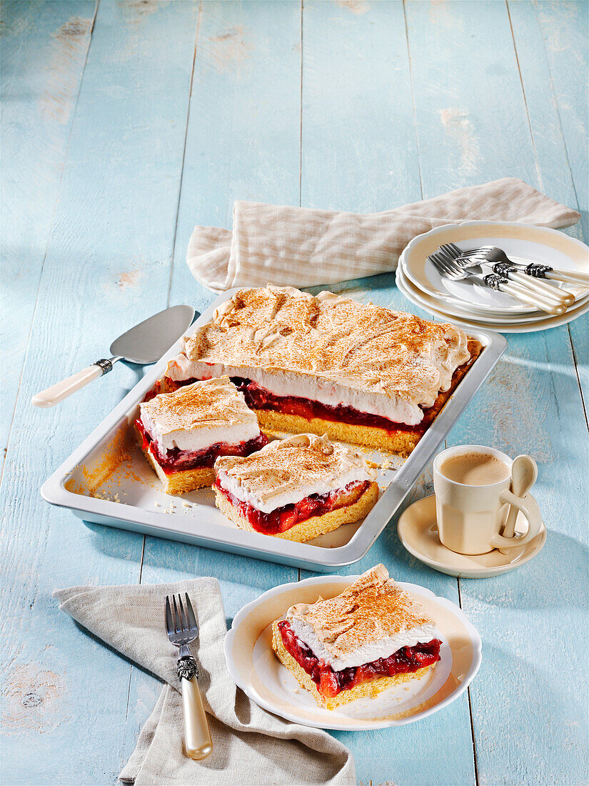 Fruity cinnamon meringue cake with plums from the tray