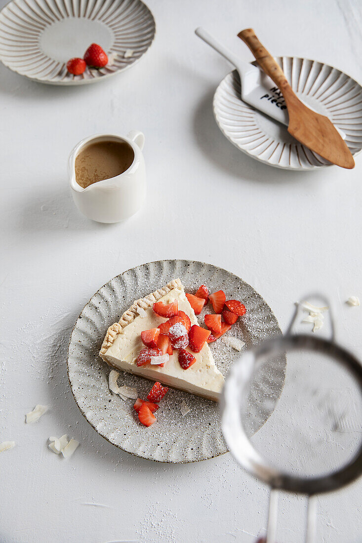 Joghurttorte mit Erdbeeren und Karamellsauce