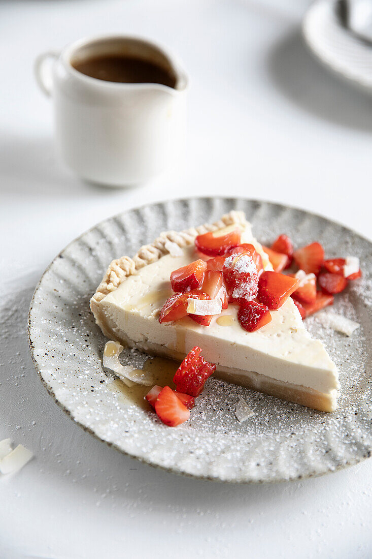 Joghurttorte mit Erdbeeren und Karamellsauce