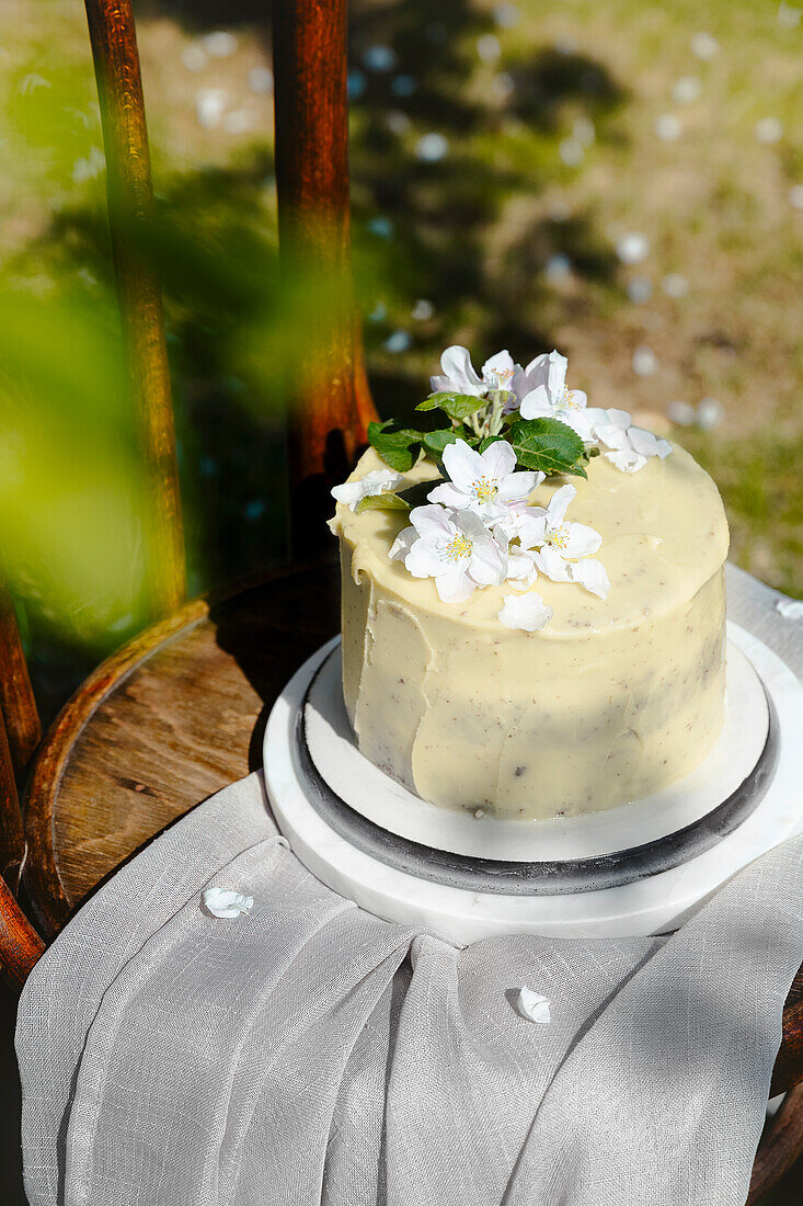 Torte dekoriert mit Apfelblüten