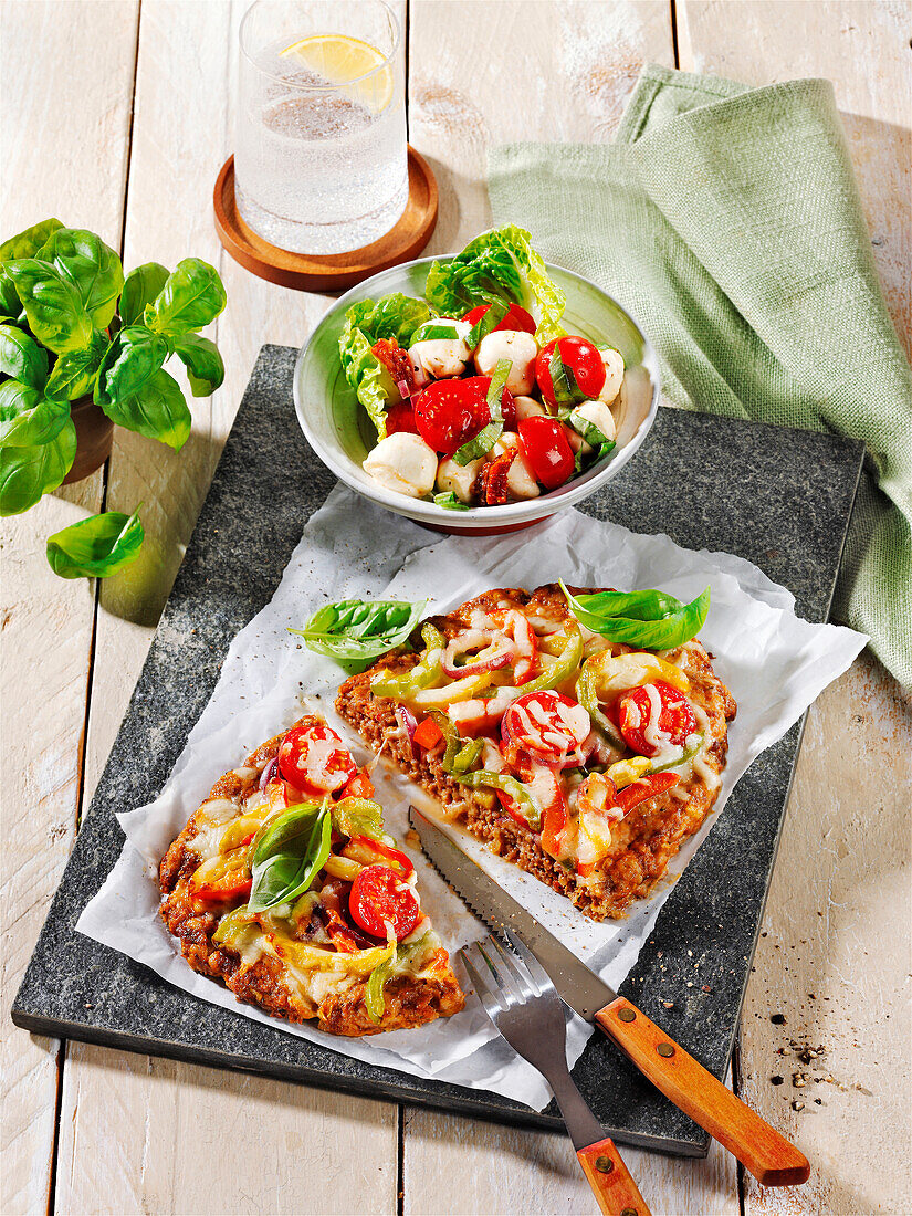 Hackfleisch-Pizza mit Tomaten-Mozzarella-Salat