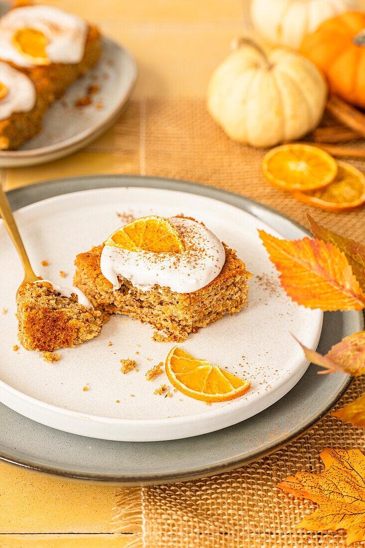 Veganer Kürbiskuchen mit Orangensahne