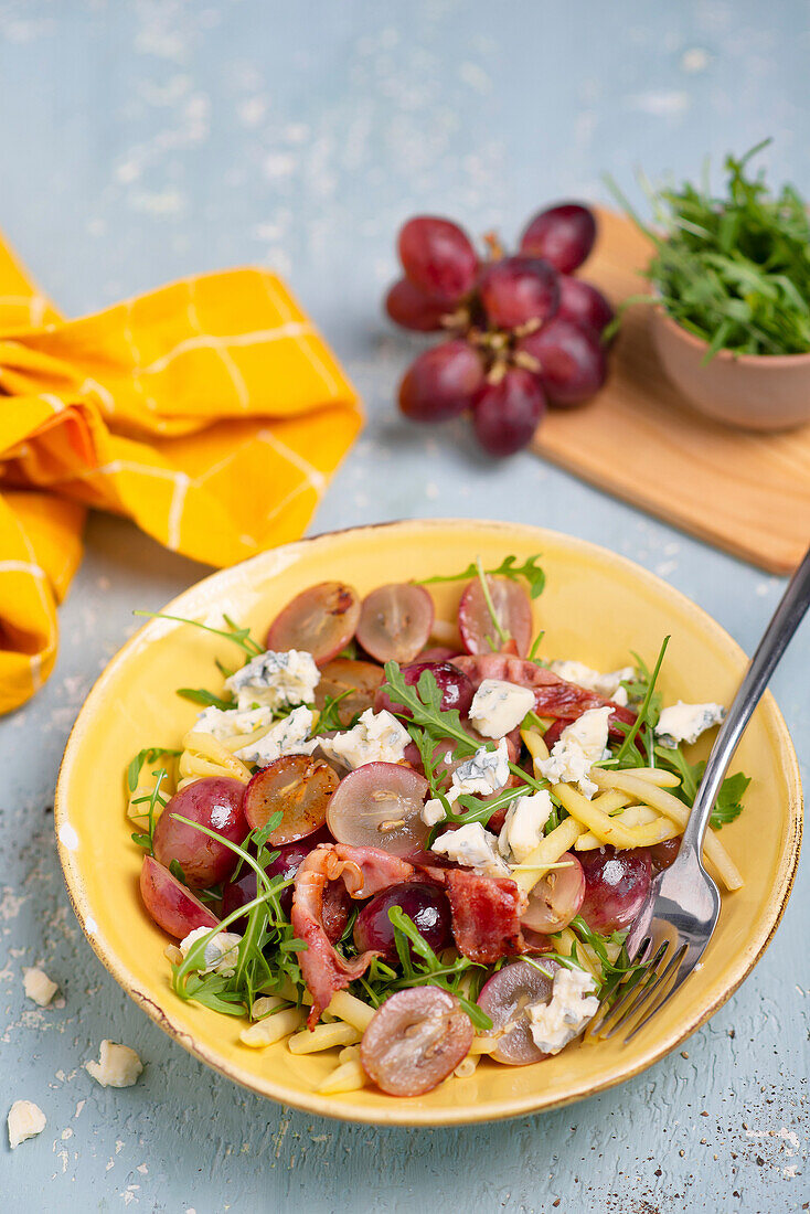 Salad with rocket, grapes, yellow beans, blue cheese and ham