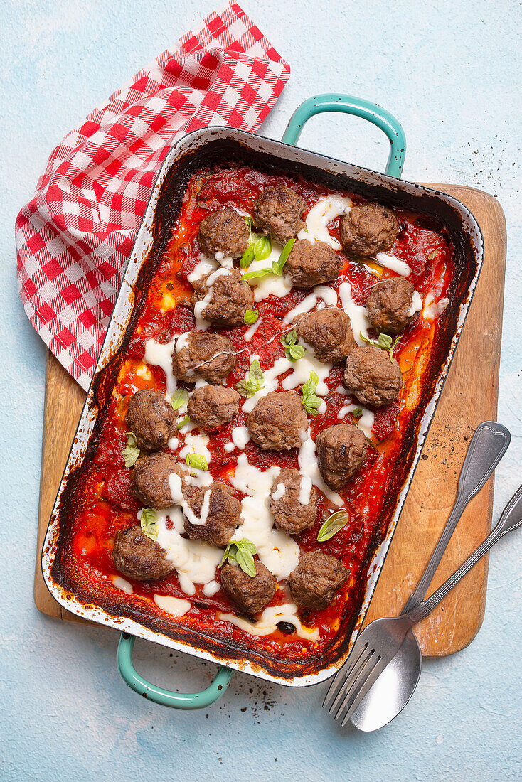 Lasagne mit Fleischbällchen und Mozzarella