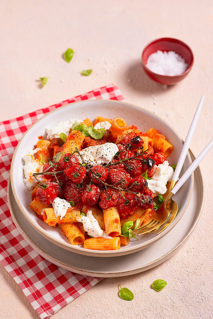 Pasta mit gebackenen Tomaten und Burrata