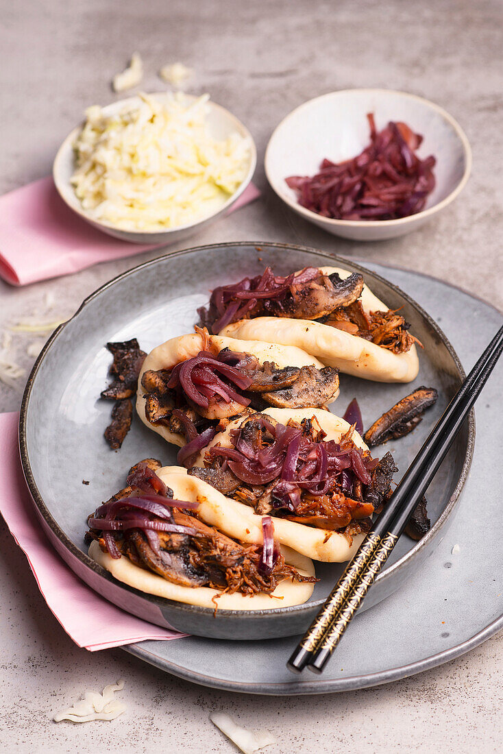 Bao Buns mit Pulled Pork, karamellisierten Zwiebeln und Salat