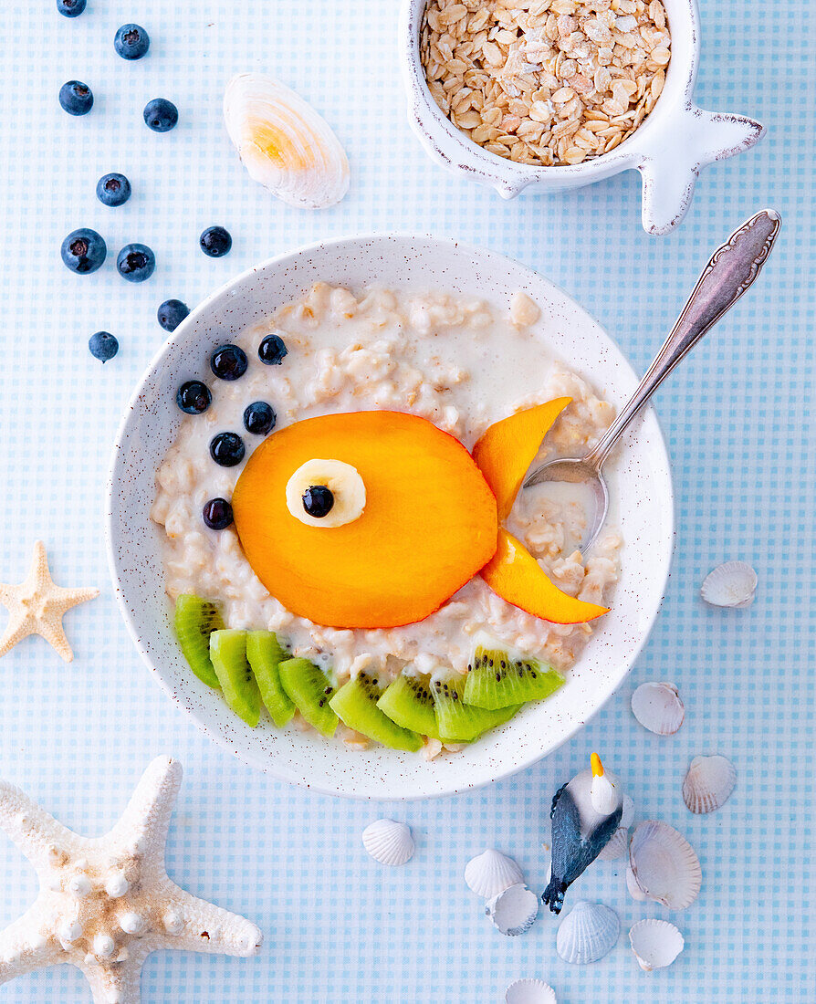 Früchte-Porridge für Kinder mit Mango-Fisch