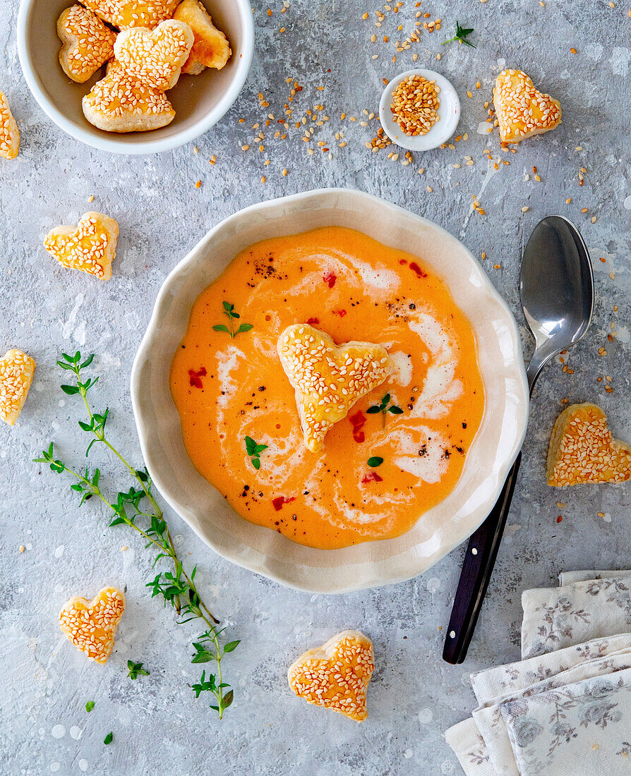 Tomatensuppe mit Blätterteig-Herzen