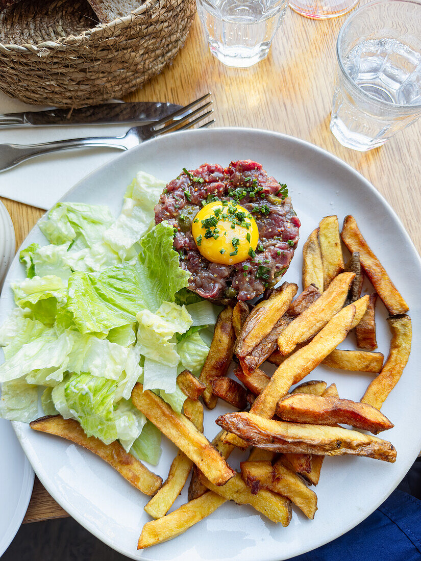 Beef tartare with chips and salad