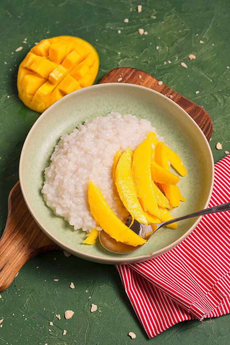 Sticky rice with mango