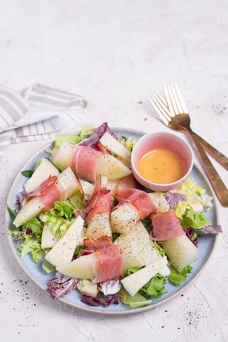 Melonen-Proscuitto-Salat mit Honigdressing