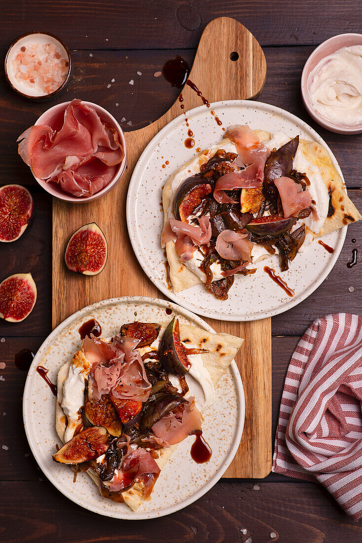 Naan-Brot mit Ziegenkäse, Feigen, Schinken und Balsamico