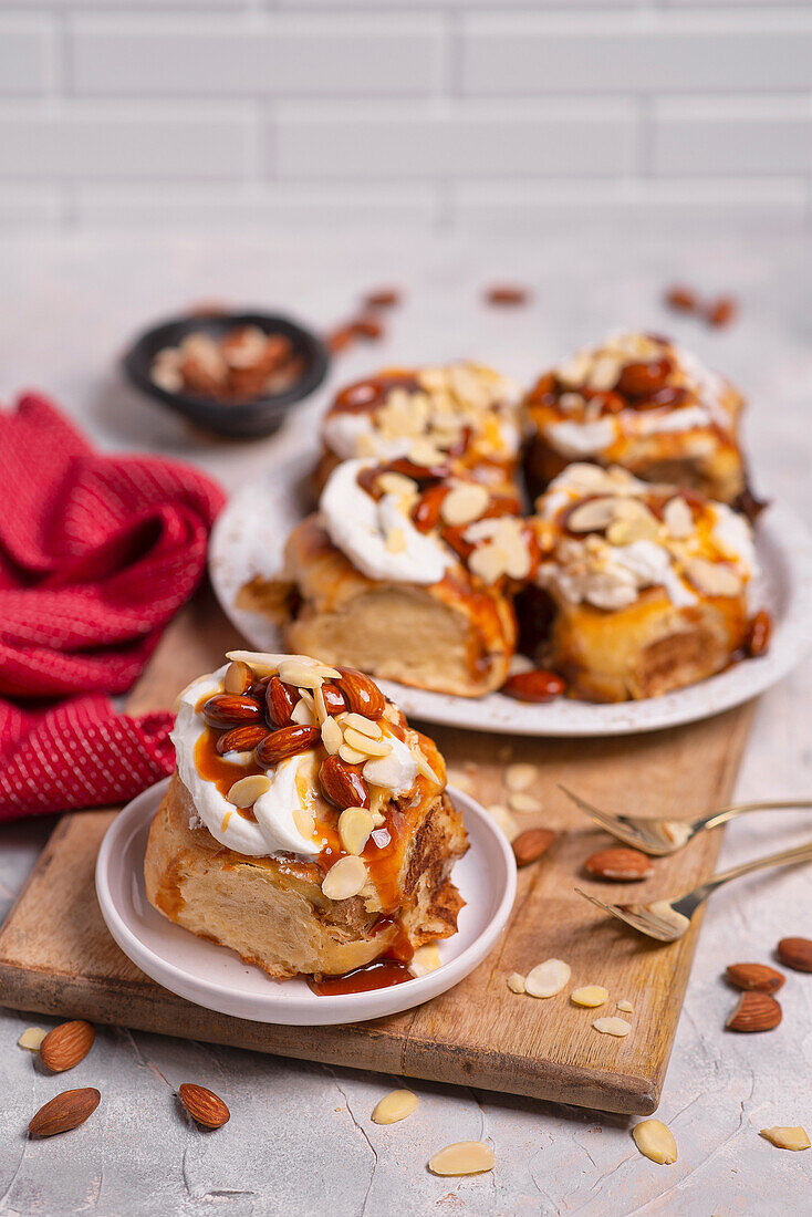 Zimtschnecken mit Mandel-Karamell-Topping