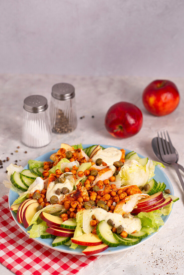 Salat mit Gurken, Äpfeln, gebackenen Kichererbsen und Joghurt-Dip