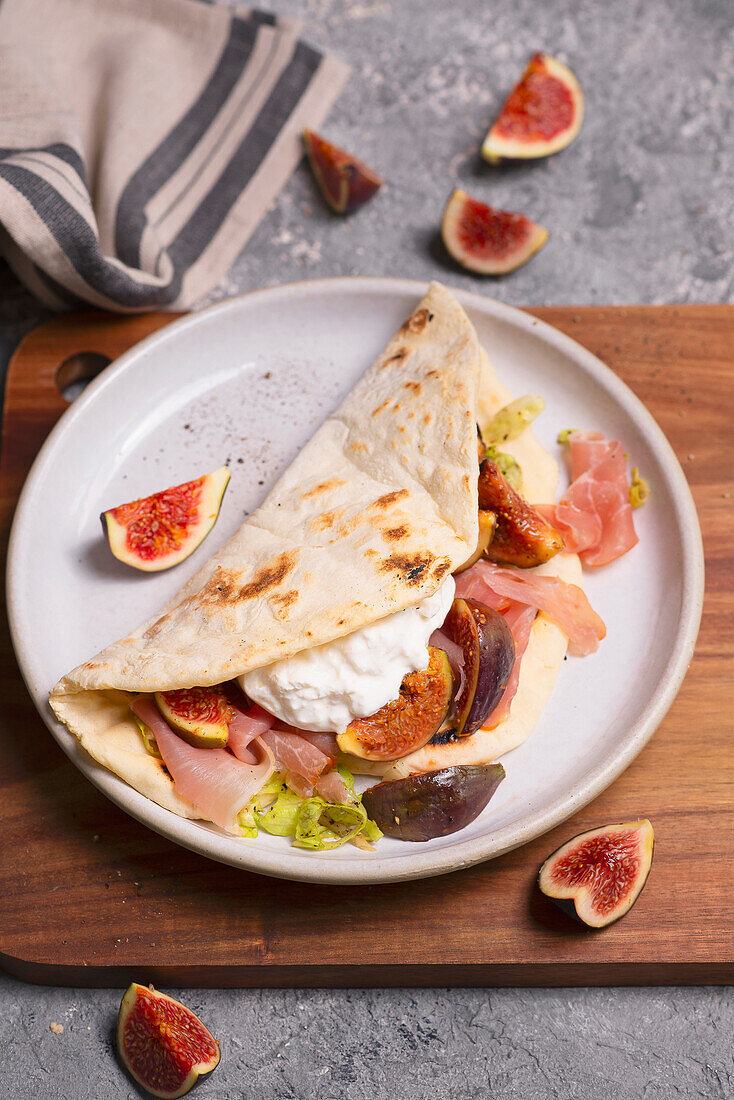 Piadina with Italian ham, figs and burrata