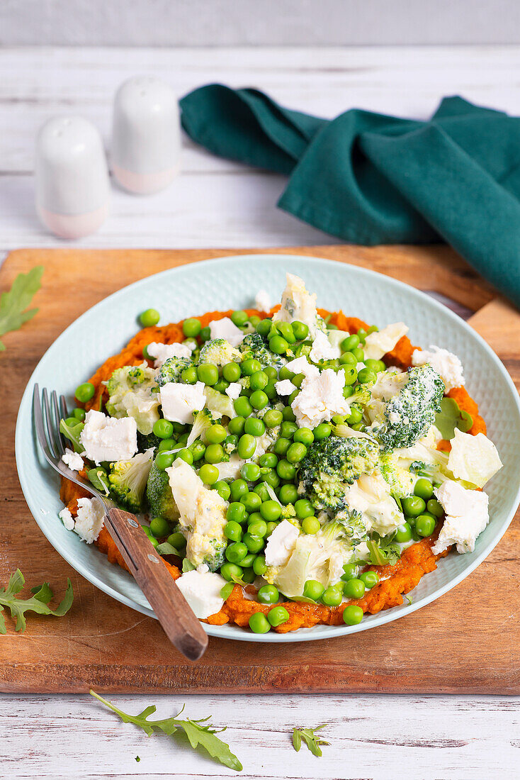 Broccoli, Erbsen und Blauschimmelkäse auf Kürbispüree