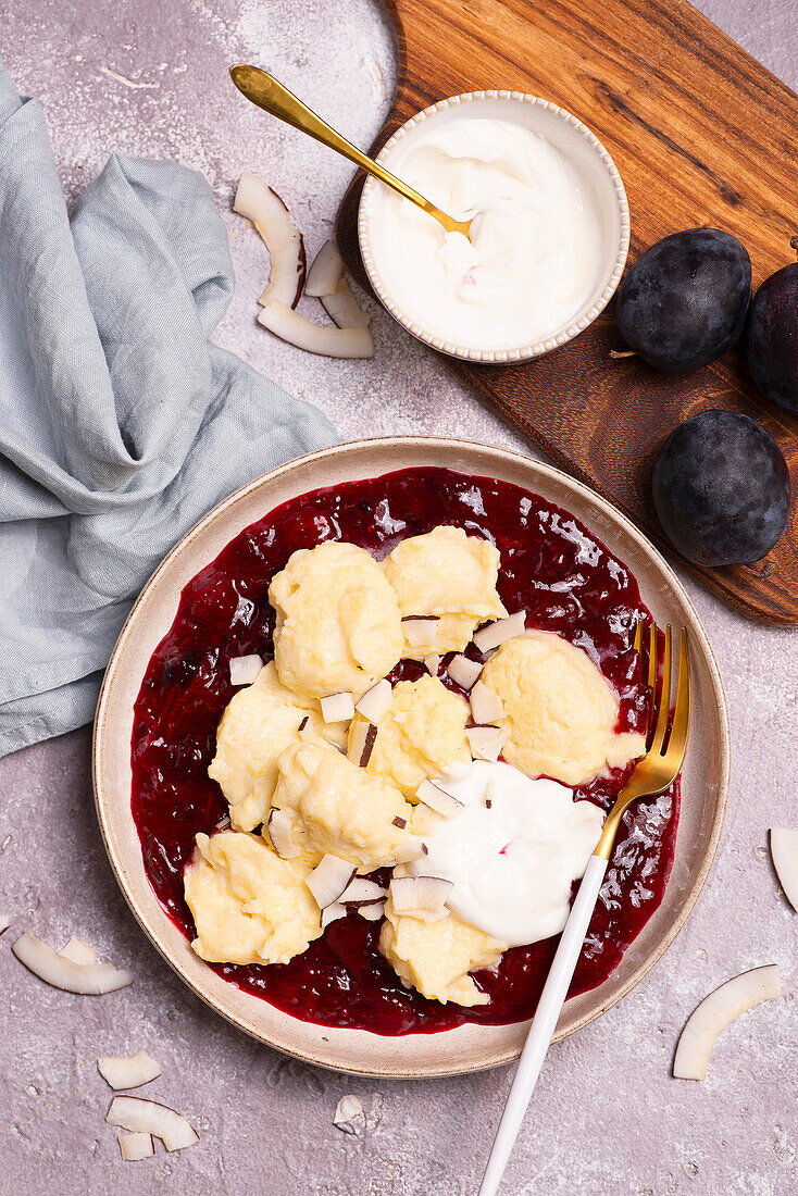 Ricotta-Nocken mit Pflaumen-Kirschsauce und Sahne