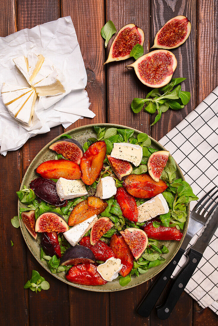 Feldsalat mit Pflaumen, Feigen und Camembert