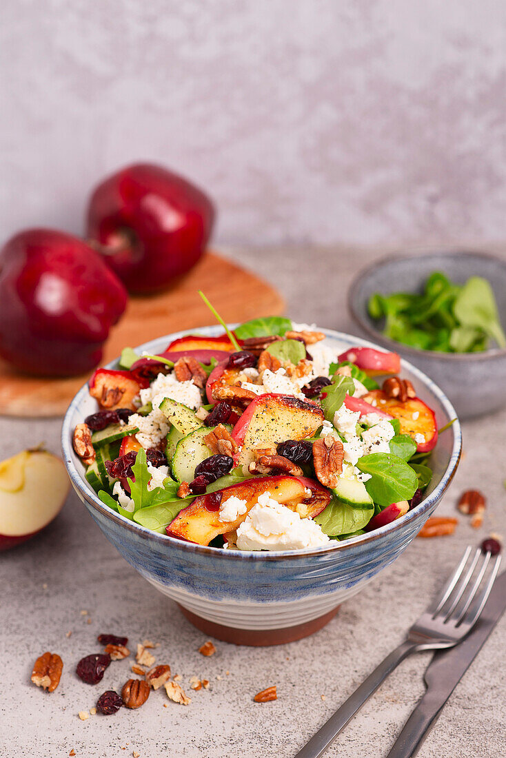 Spinatsalat mit Gurke, Apfel, Cranberries, Feta und Pekannüssen